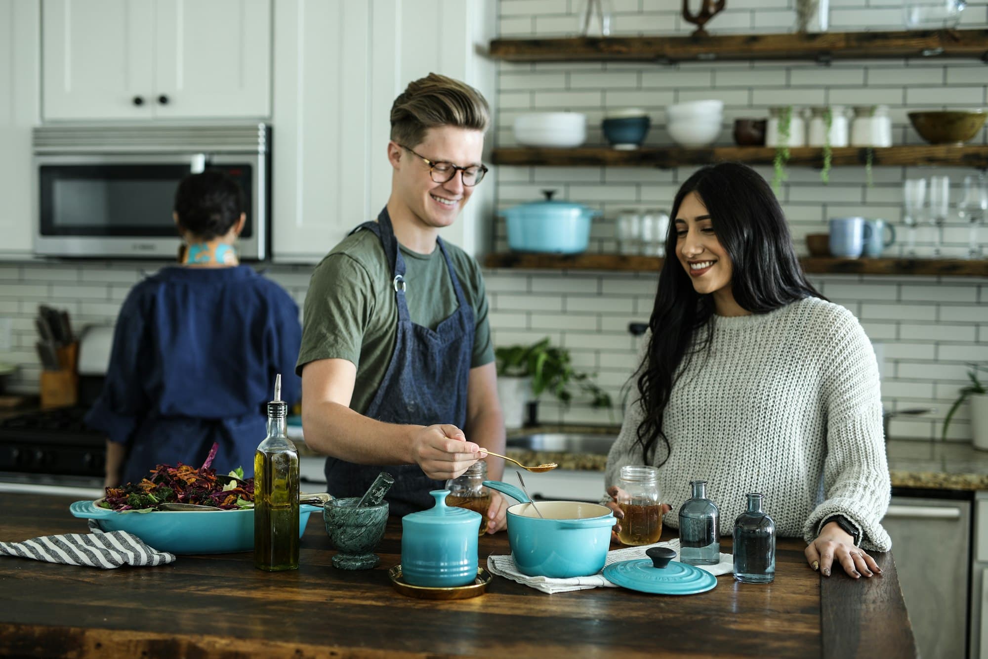 Lichte keuken met natuurlijk licht en huishoudelijke details